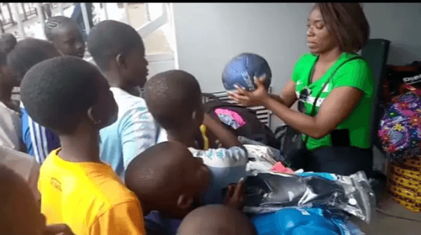 Marie avec les enfants pour Sport Escale